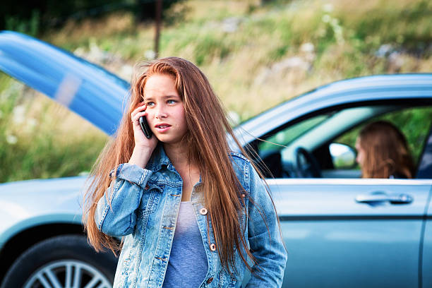 nastolatek rozmowy tata, aby uzyskać pomoc z awaria samochodu - travel adolescence road trip outdoors zdjęcia i obrazy z banku zdjęć