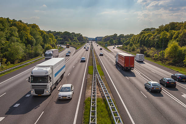 abend-verkehr auf der autobahn a12 - niederlande stock-fotos und bilder