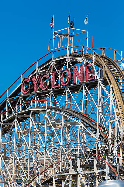 the cyclone im luna park auf coney island, ny - cyclone stock-fotos und bilder