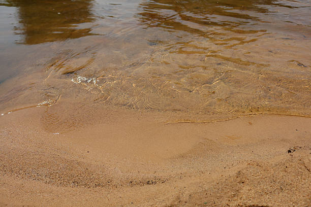 природа абстрактный фон воды и песчаных - sandy brown day the americas north america стоковые фото и изображения