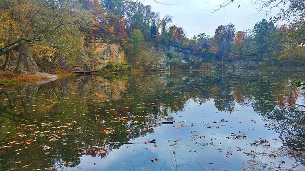 belle дерево остров quarry пруда с отражением, джеймс реку, ричмонд, вирджиния - belle river стоковые фото и изображения