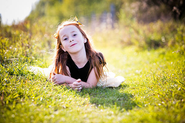 retrato de uma menina no parque - little girls autumn child red hair - fotografias e filmes do acervo