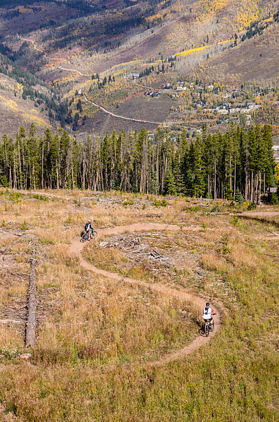 катание на горном велосипеде в вейл, колорадо - mountain biking colorado action cycling стоковые фото и изображения