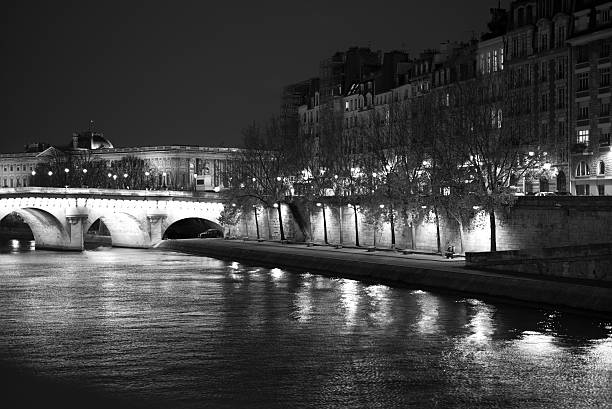 istock Along the Seine in Paris 499549158