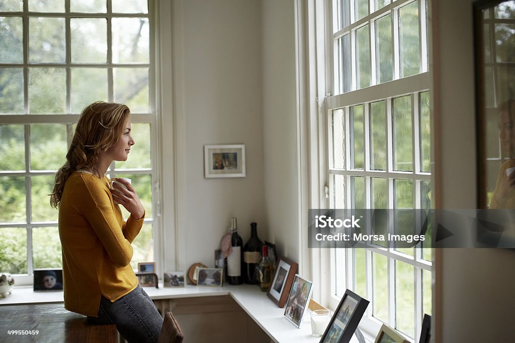Thoughtful woman having coffee in cottage - Royalty-free Beschouwing Stockfoto