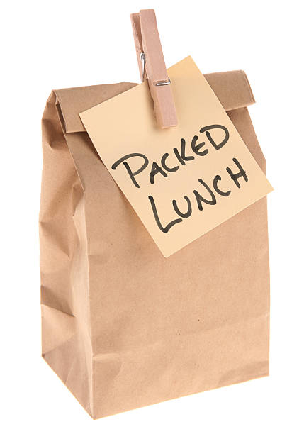 almoço embrulhado em papel pardo-mensagem em branco bolsa - adhesive note note pad clothespin reminder - fotografias e filmes do acervo