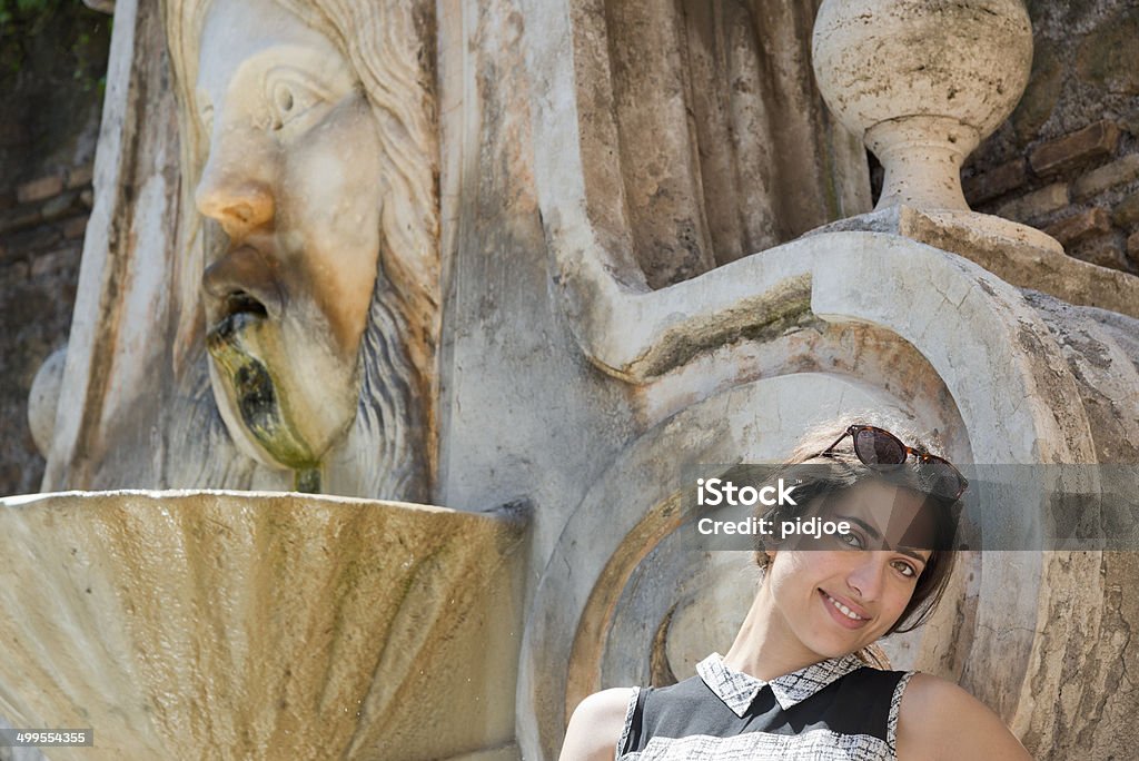 Joven mujer posando en el frente de la fuente, Roma. - Foto de stock de 20 a 29 años libre de derechos