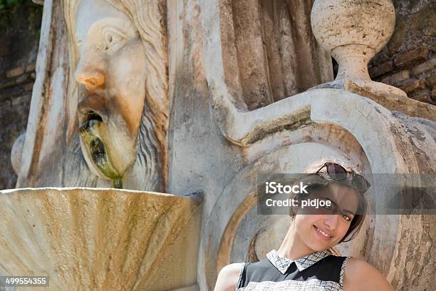 Joven Mujer Posando En El Frente De La Fuente Roma Foto de stock y más banco de imágenes de 20 a 29 años