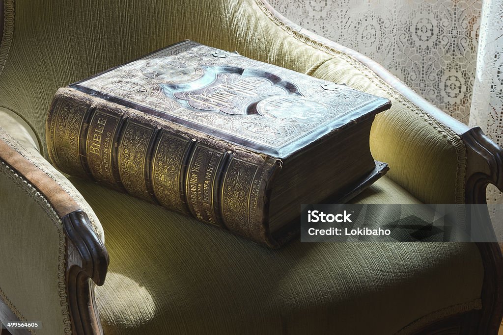 Old alte Bibel auf Stuhl - Lizenzfrei Alt Stock-Foto