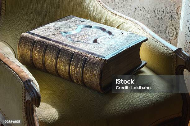 Old Alte Bibel Auf Stuhl Stockfoto und mehr Bilder von Alt - Alt, Altertümlich, Altes Buch