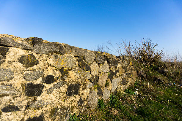 istock Old stone fence and blue sky 499567076