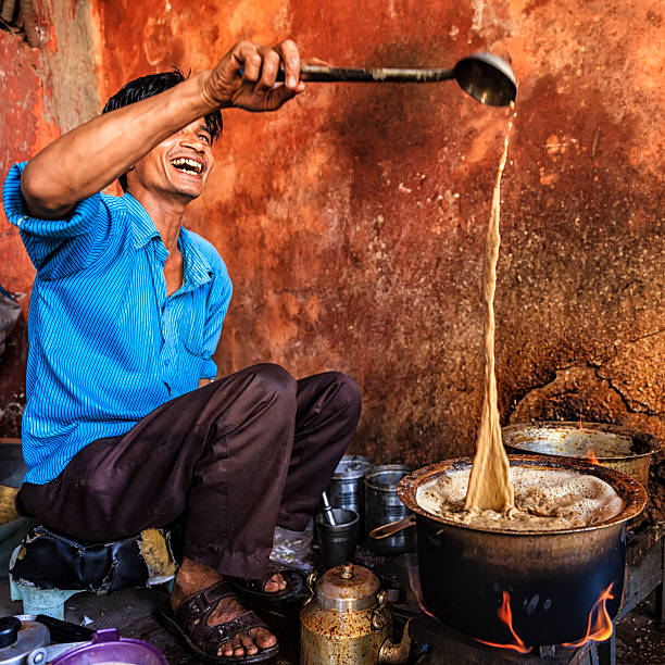 indian ulica sprzedawca sprzedaży herbatą masala chai w jaipur - - czaj zdjęcia i obrazy z banku zdjęć