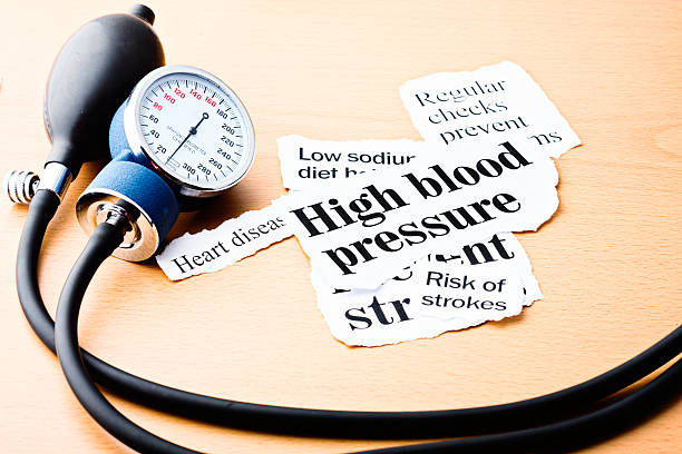 los titulares sobre hipertensión con presión arterial de medidor - blood cardiologist color image nobody fotografías e imágenes de stock