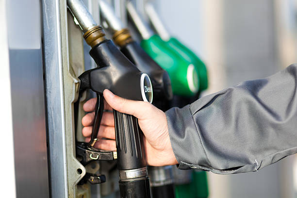 남자 쥠 연료 노즐 - gasoline gas station labeling fuel and power generation 뉴스 사진 이미지