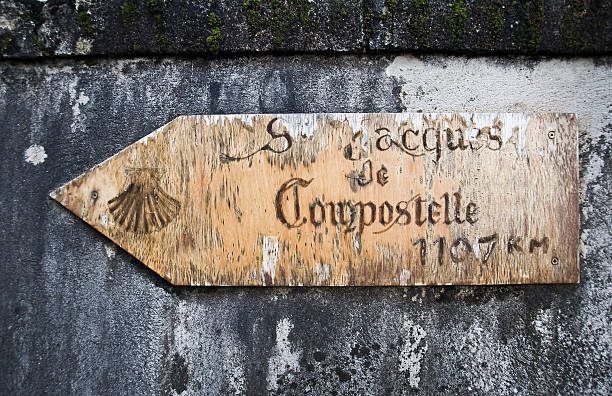 saint-jacques de compostelle znak kierunku - st james way zdjęcia i obrazy z banku zdjęć