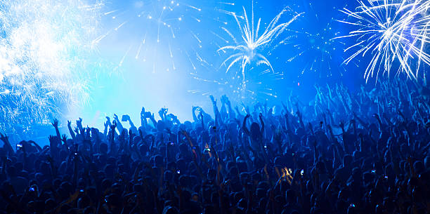 aclamar multitud en concierto - popular music concert stadium rock and roll crowd fotografías e imágenes de stock