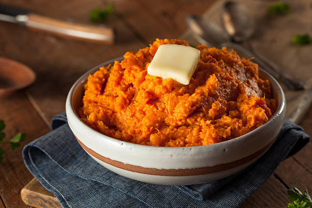 organic homemade mashed sweet potatoes - zoete aardappel fotos stockfoto's en -beelden