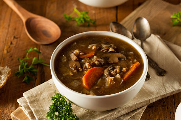 seta caseras sopa de cebada - vegetable barley soup fotografías e imágenes de stock