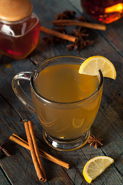 温かいホット toddy 、レモン - hot apple cider cider cinnamon heat ストックフォトと画像