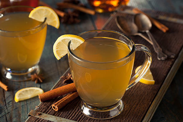 温かいホット toddy 、レモン - hot apple cider cider cinnamon heat ストックフォトと画像