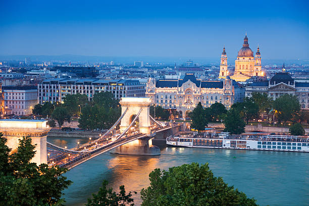 ponte das correntes, st stephen's basílica em budapeste - budapest parliament building chain bridge night imagens e fotografias de stock