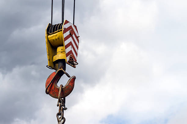 gancho do guindaste - pulley hook crane construction imagens e fotografias de stock