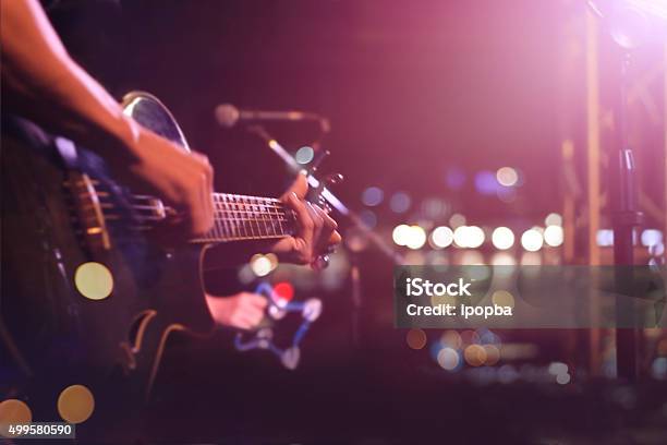 Guitarrista En El Escenario Plano Suave Y De Desenfoque Concepto Foto de stock y más banco de imágenes de Grupo de interpretación musical