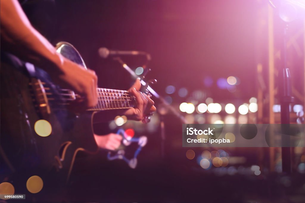 Guitariste sur scène pour arrière-plan flou, doux et concept - Photo de Groupe célèbre libre de droits