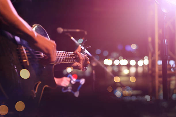 tocadora de violão no palco de fundo, e conceito de borrão suave - performance imagens e fotografias de stock