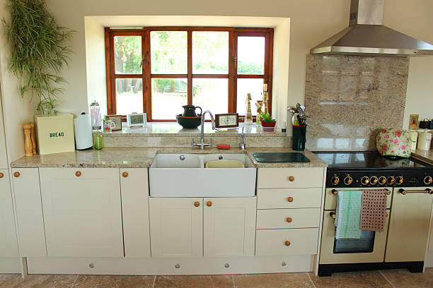 istock Cream Shaker kitchen, granite worktop-surface, gas range cooker, Belfast sink 499583071