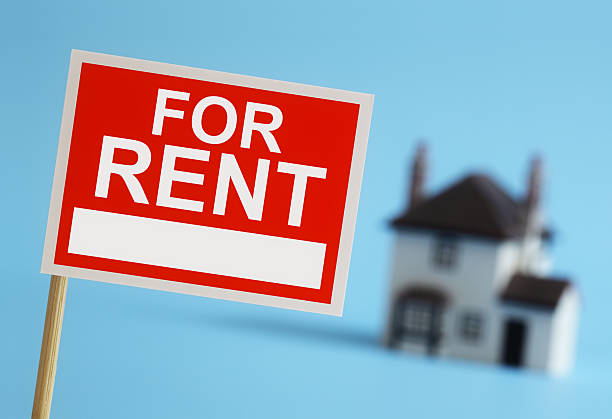 istock Real estate agent for rent sign 499585177