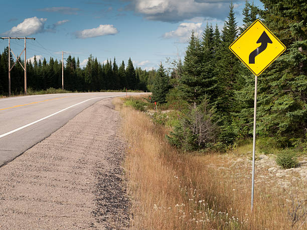 kurve straße warnung straßenschild am straßenrand, quebec, kanada - double bend sign fotos stock-fotos und bilder