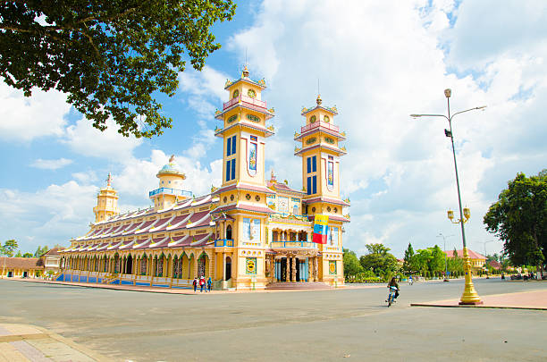 cao dai-tempel in der provinz tay ninh - caodaism stock-fotos und bilder