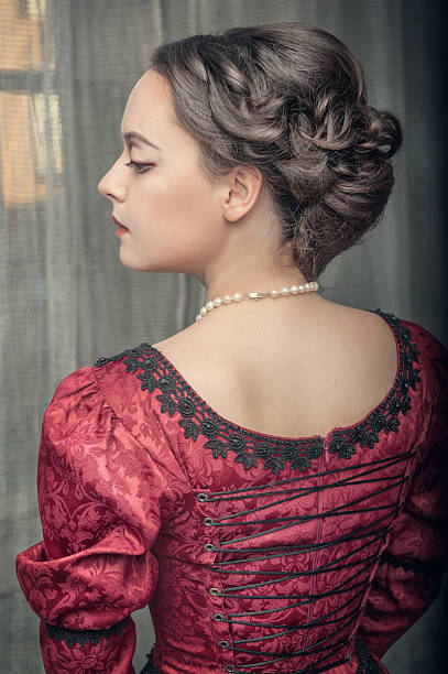 piękna kobieta w czerwony strój średniowieczny - princess hairstyle baroque style women zdjęcia i obrazy z banku zdjęć