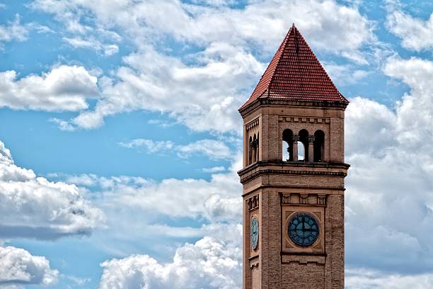 spokane torre de reloj en un día nublado - spokane fotografías e imágenes de stock