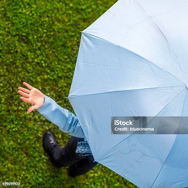 Mujer Con Paraguas De Lluvia Verificación Foto de stock y más banco de imágenes de Examinar - Examinar, Lluvia, Adulto