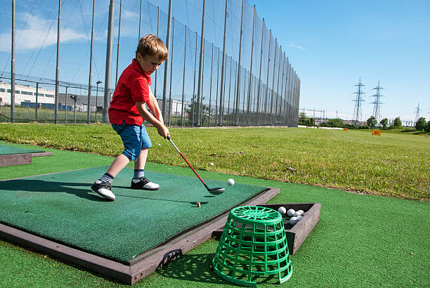 bambini de golfe - golf child sport humor imagens e fotografias de stock