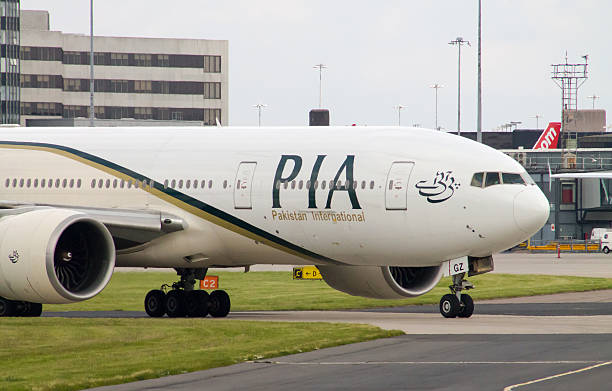 pia airlines boeing 777 - named airline fotografías e imágenes de stock