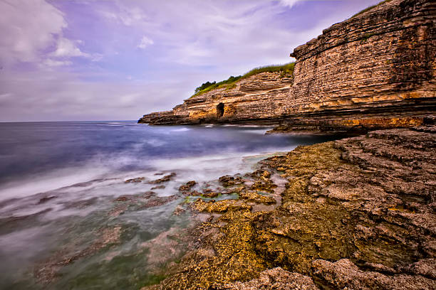 stürmischen point - long exposure rock cloud sky stock-fotos und bilder