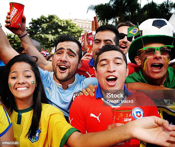 Photo libre de droit de Les Fans De La Coupe Du Monde banque d'images et plus d'images libres de droit de Fan - Fan, Chili, Brésil