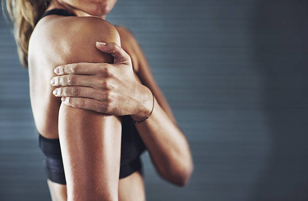 nos duele, pero el ejercicio fue de pena - pain shoulder physical injury sport fotografías e imágenes de stock