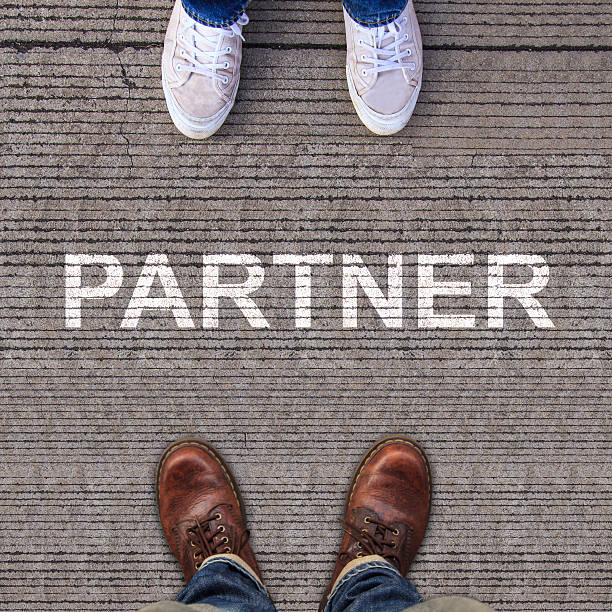 istock Pair of shoes standing on walkway with arrow 499603351