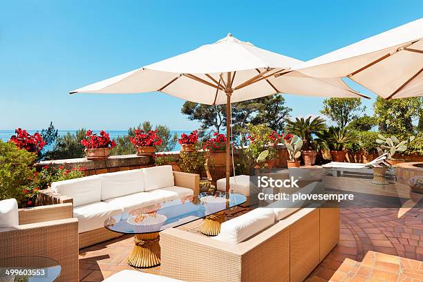 Schöne Terrasse Stockfoto und mehr Bilder von Sonnenschirm - Sonnenschirm, Strandschirm, Ziergarten