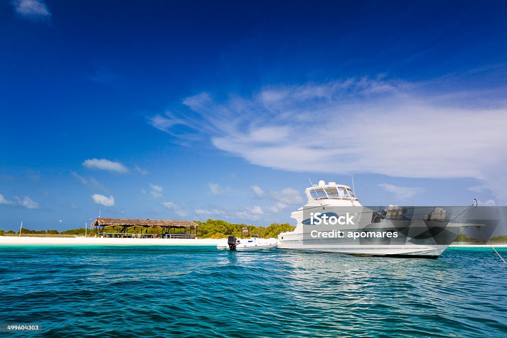 yacht di lusso ancorata in un'isola tropicale Turchese spiaggia - Foto stock royalty-free di Acqua