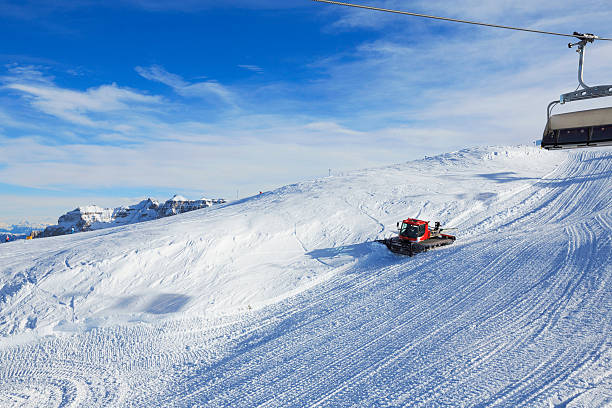 грумер snowcat рабочей подготовке горнолыжные склоны ski resort - dolomites ski lift winter ski track стоковые фото и изображения
