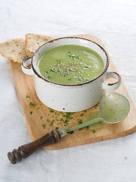 野菜のクリームスープ - soup zucchini spinach cream ストックフォトと画像
