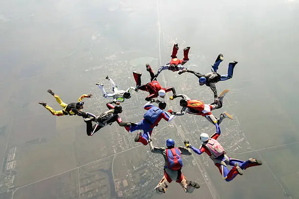 A group of paratroopers construct figures in free fall.