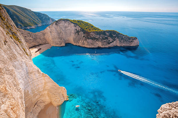 playa de keoneloa navagio en la isla de zakynthos en grecia - passenger ship sunset summer sun fotografías e imágenes de stock