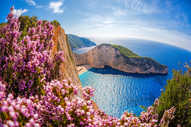 playa de keoneloa navagio en la isla de zakynthos en grecia - wreck recreational boat nature mode of transport fotografías e imágenes de stock