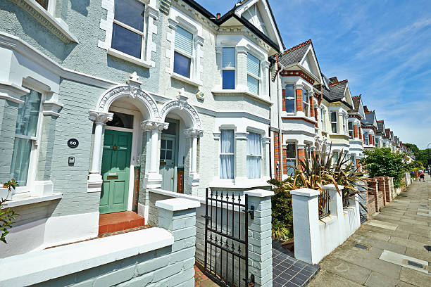 London street of early 20th century Edwardian terraced houses London street of early 20th century Edwardian terraced houses in a sunny day window chimney london england residential district stock pictures, royalty-free photos & images